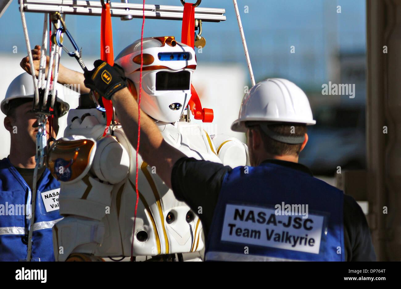 I tecnici preparare la valchiria robot umanoide durante il DARPA Rescue Robot Showdown ad Homestead Miami Speedway Dicembre 20, 2013 a Homestead, FL. Il DARPA evento è la sfida ai team di progettazione di robot che sarà condotta umanitaria e aiuto in caso di catastrofe e le operazioni correlate. Foto Stock