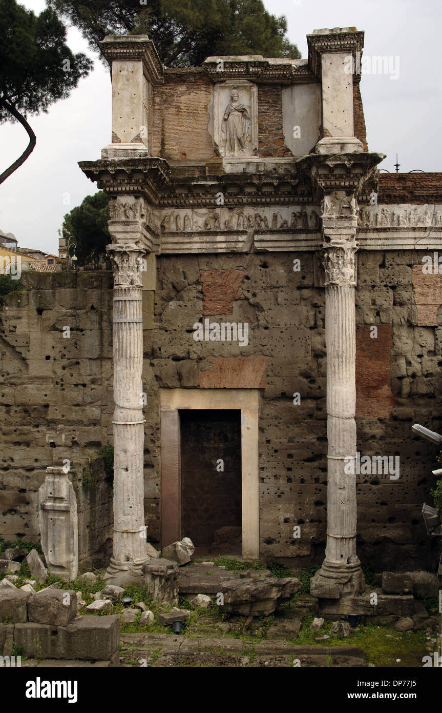 L'Italia. Roma. Foro di Nerva, indicato anche come il transitorio Forum (Foro Transitorio). Le Colonnacce. Foto Stock