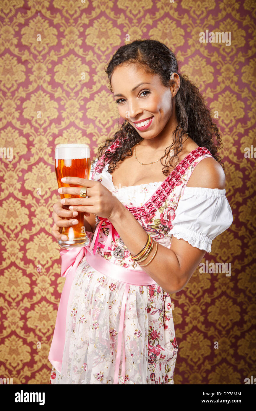 Ritratto di una donna in un tradizionale costume bavarese Dirndl Foto Stock