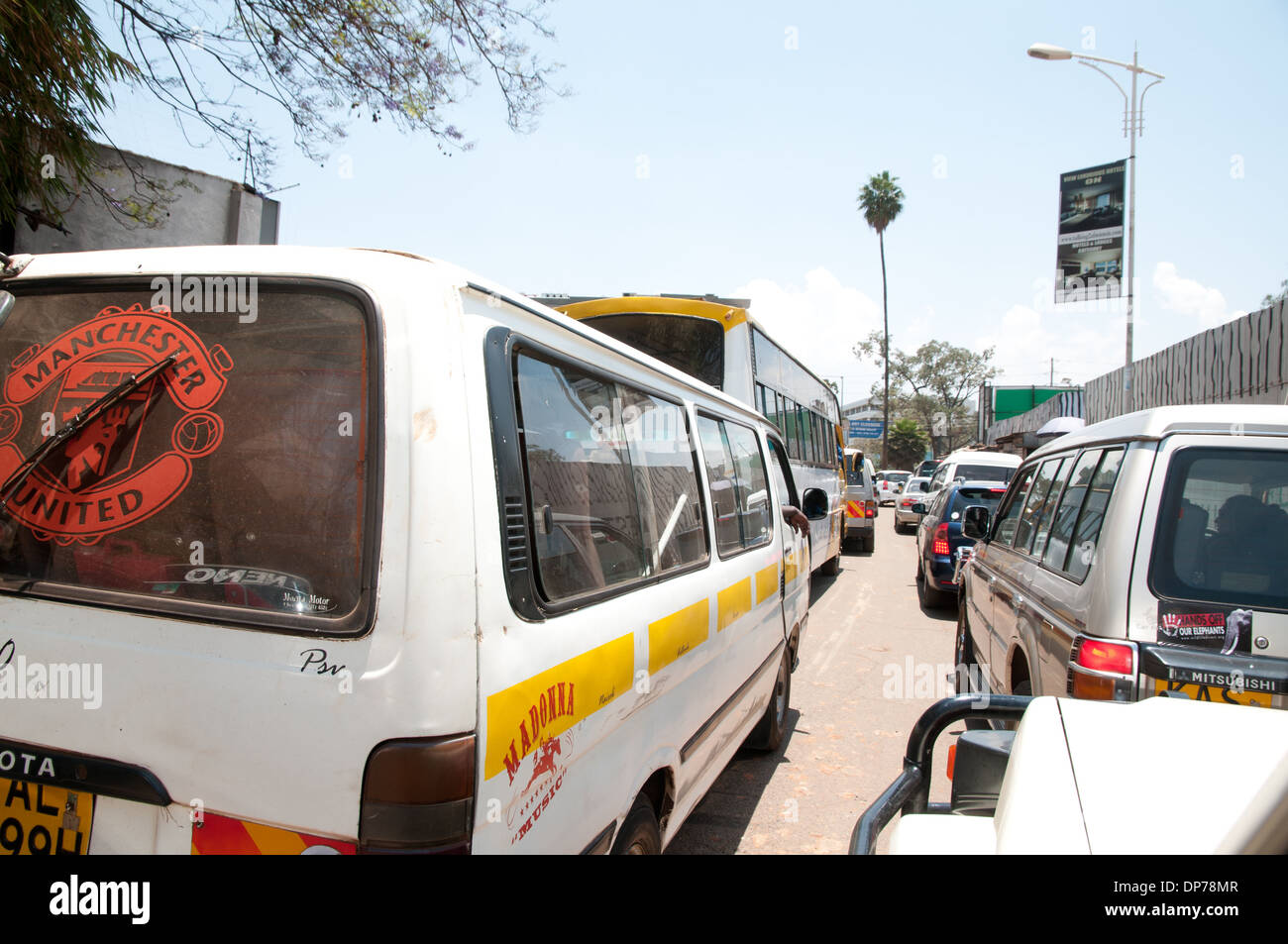 Coda di traffico in Nairobi Kenya con Minibus matatu recanti il logo per il Manchester United nel finestrino posteriore Foto Stock