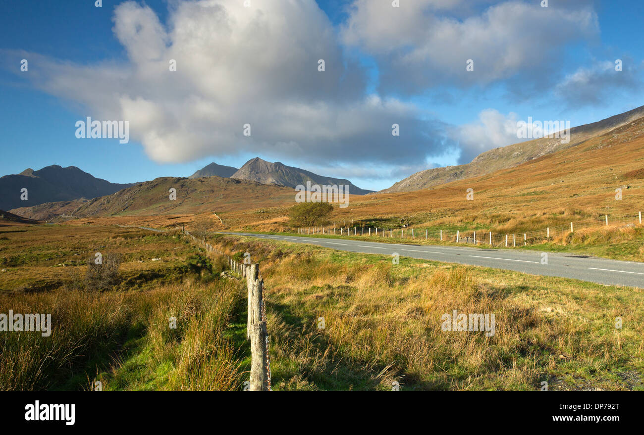 Fotografia Vicino a Capel Curig panorami distanti del Snowdon gamma delle montagne del Parco Nazionale di Snowdonia Gwynedd Galles del Nord Foto Stock