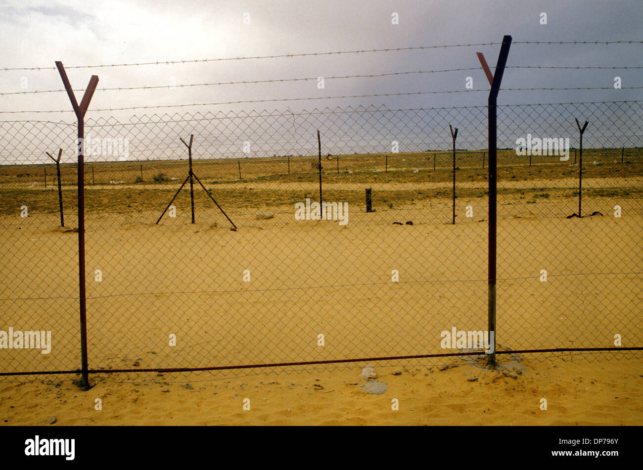 Deserto del Sinai vicino a Rafah, palestinese, Striscia di Gaza aprile 1982. Quando Israele si ritirò dal Sinai nel 1982, come parte dei termini del trattato di pace Egitto-Israele del 1979. Rafah fu divisa in una parte di Gazan e una parte egiziana, dividendo le famiglie, separate da barriere di filo spinato. 1980 HOMER SYKES Foto Stock