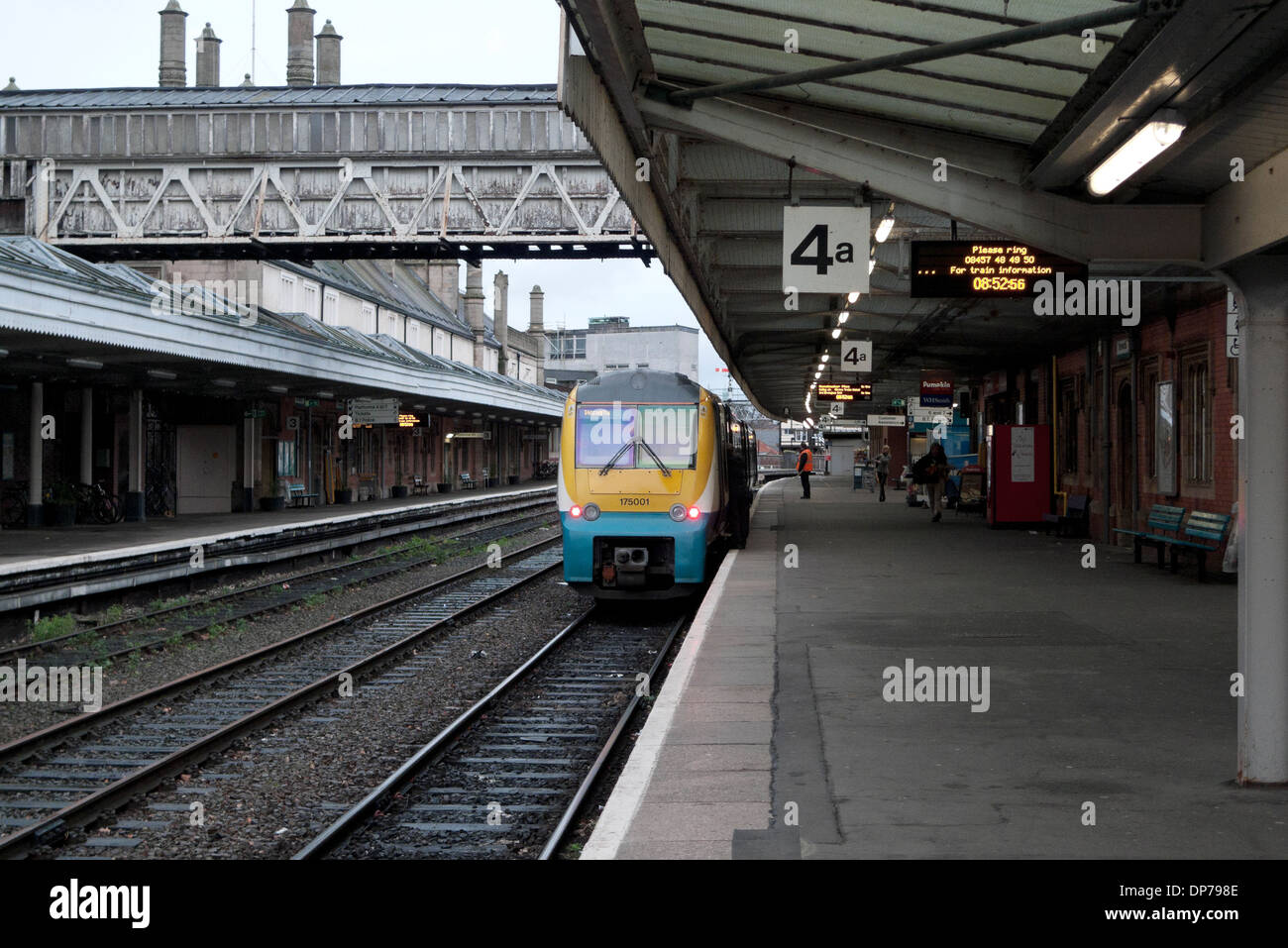 Arriva il treno fermo sulla piattaforma 4a in corrispondenza della stazione di Shrewsbury in inverno con vista della pedana UK KATHY DEWITT Foto Stock