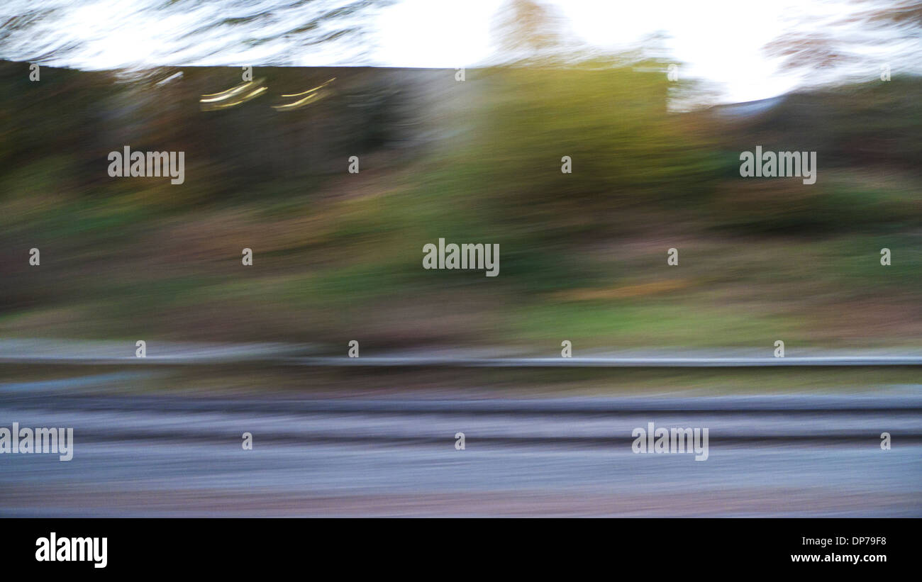 La sfocato vista astratta da dentro un grande treno occidentale che dava sulla strada per Londra UK KATHY DEWITT Foto Stock