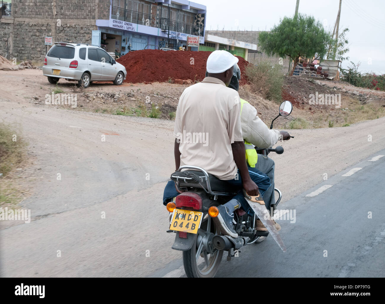 Ciclo motore in taxi con client sega porta su Nairobi Namanga road a Kajiado Kenya Africa Foto Stock