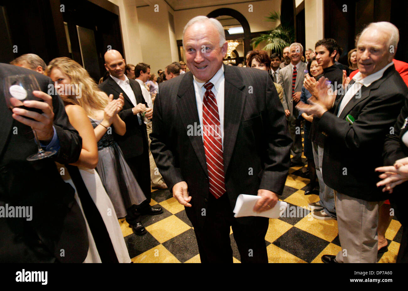 07 nov 2006, San Diego, CA, Stati Uniti d'America; San Diego Mayor JERRY SANDERS è accolto da ben wishers come lui si avvicina al podio a U.S. Grant Hotel per ringraziare gli elettori e sostenitori che hanno sostenuto la sua proposizioni B e C che ha vinto comodamente in novembre 7 elezione. Le proposizioni sono state orientate verso il suo piano di riforma fiscale per la città. Credito: Foto di Nancee E. Lewis/SDU-T/ZUMA Pr Foto Stock