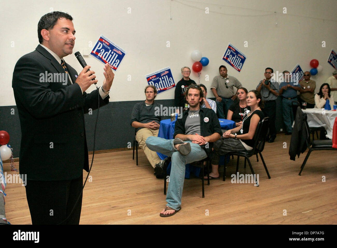 07 nov 2006; Chula Vista, CA, Stati Uniti d'America; STEVE PADILLA affronta i suoi sostenitori a Chula Vista VFW Hall. Credito: Foto di Charlie Neuman/SDU-T/ZUMA premere. (©) Copyright 2006 by SDU-T Foto Stock