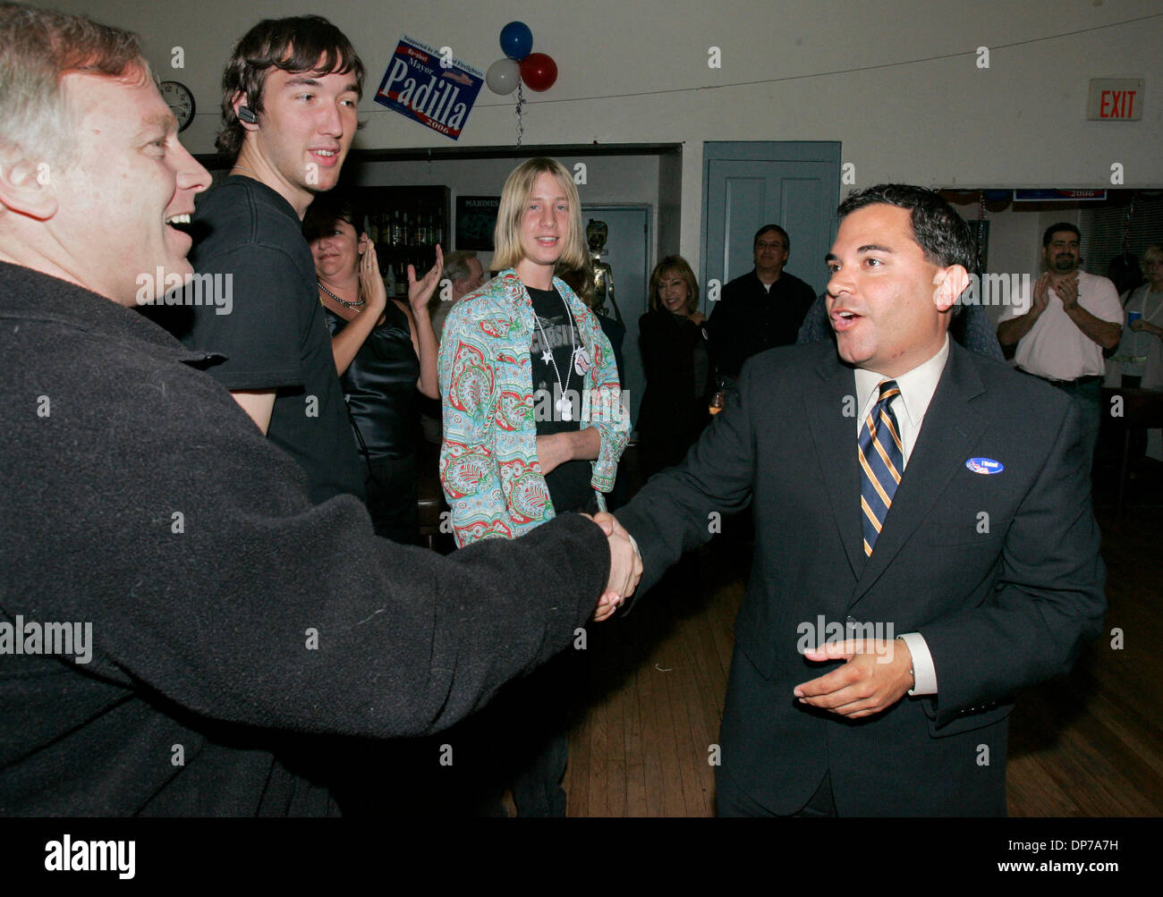 07 nov 2006; Chula Vista, CA, Stati Uniti d'America; STEVE PADILLA saluta i suoi sostenitori a Chula Vista VFW Hall quando è arrivato poco dopo le 9:00 p.m. Agitando la sua mano è Bob Hoffman. Credito: Foto di Charlie Neuman/SDU-T/ZUMA premere. (©) Copyright 2006 by SDU-T Foto Stock