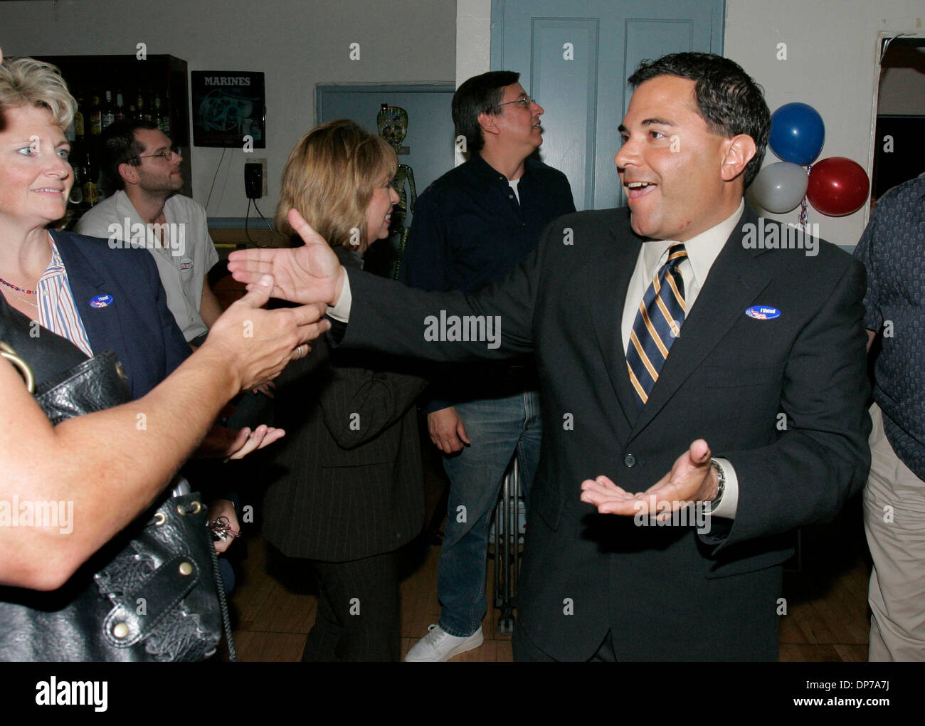 07 nov 2006; Chula Vista, CA, Stati Uniti d'America; STEVE PADILLA saluta i suoi sostenitori a Chula Vista VFW Hall quando è arrivato poco dopo le 9:00 p.m. Credito: Foto di Charlie Neuman/SDU-T/ZUMA premere. (©) Copyright 2006 by SDU-T Foto Stock