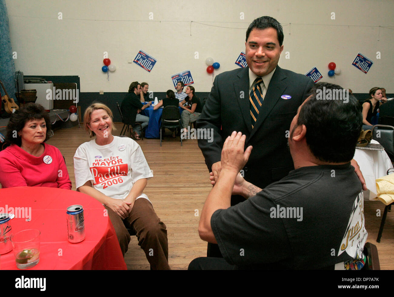 07 nov 2006; Chula Vista, CA, Stati Uniti d'America; STEVE PADILLA saluta sostenitore DAVE LOPEZ a Chula Vista VFW Hall. Lopez è un dipendente di Chula Vista Opere Pubbliche Deptartment. Credito: Foto di Charlie Neuman/SDU-T/ZUMA premere. (©) Copyright 2006 by SDU-T Foto Stock