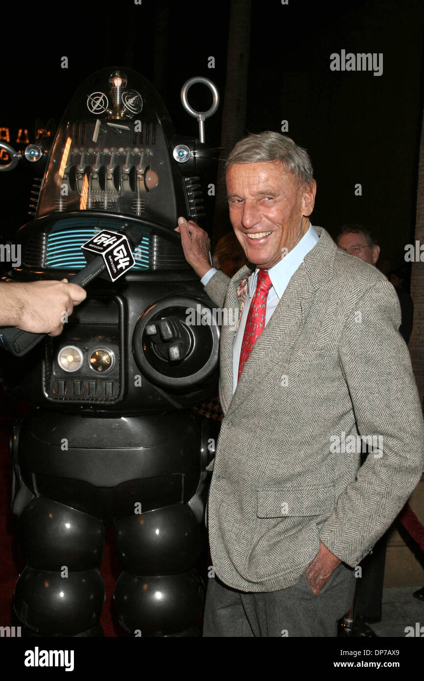 Nov 08, 2006; Los Angeles, CA, Stati Uniti d'America; attore Richard Anderson e Robby il robot in occasione del cinquantesimo anniversario del pianeta proibito e 2 speciale disco Collectors Edition, tenutosi presso il teatro egiziano, Hollywood. Credito: Foto di Paul Fenton/ZUMA KPA.. (©) Copyright 2006 by Paolo Fenton Foto Stock