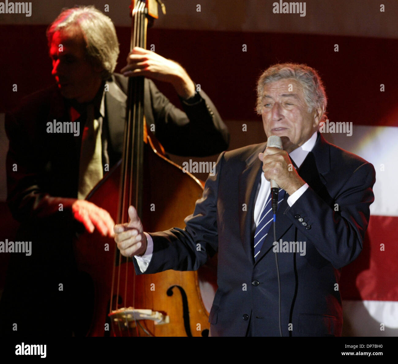 Nov 10, 2006; Los Angeles, CA, Stati Uniti d'America; Lengendary cantante Tony Bennett ha celebrato il suo ottantesimo compleanno ieri Giovedi 9 Novembre 2006 presso il Teatro Kodak. File foto di Bennett durante il concerto. Credito: foto di Armando Arorizo/ZUMA premere. (©) Copyright 2006 by Armando Arorizo Foto Stock