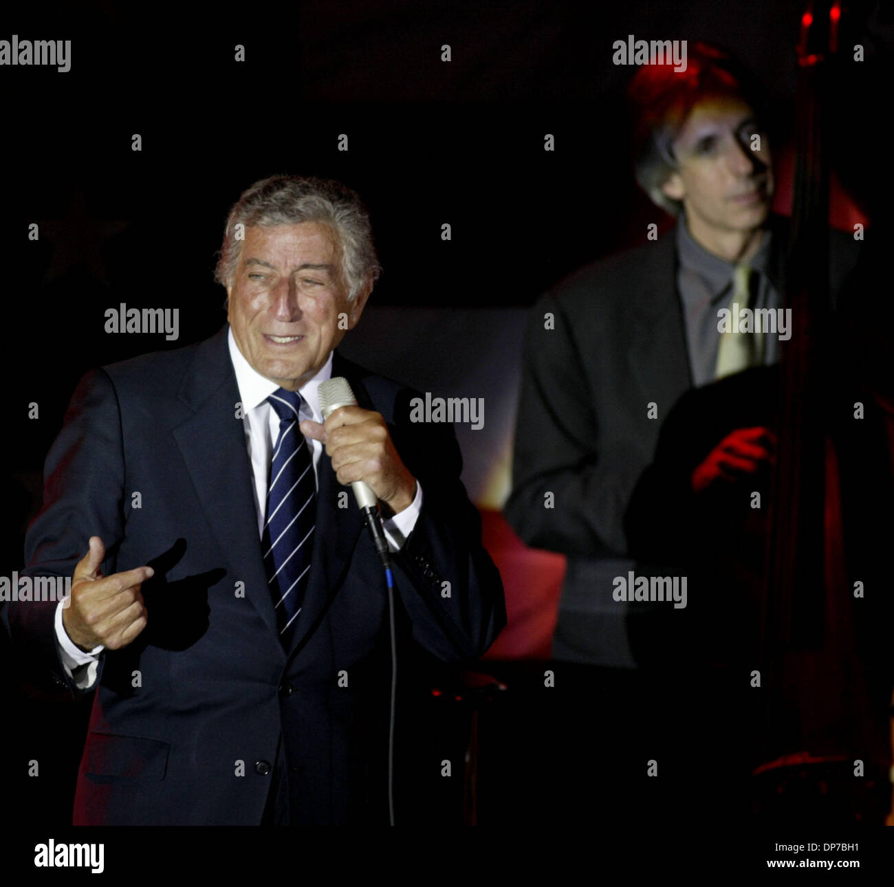 Nov 10, 2006; Los Angeles, CA, Stati Uniti d'America; Lengendary cantante Tony Bennett ha celebrato il suo ottantesimo compleanno ieri Giovedi 9 Novembre 2006 presso il Teatro Kodak. File foto di Bennett durante il concerto. Credito: foto di Armando Arorizo/ZUMA premere. (©) Copyright 2006 by Armando Arorizo Foto Stock