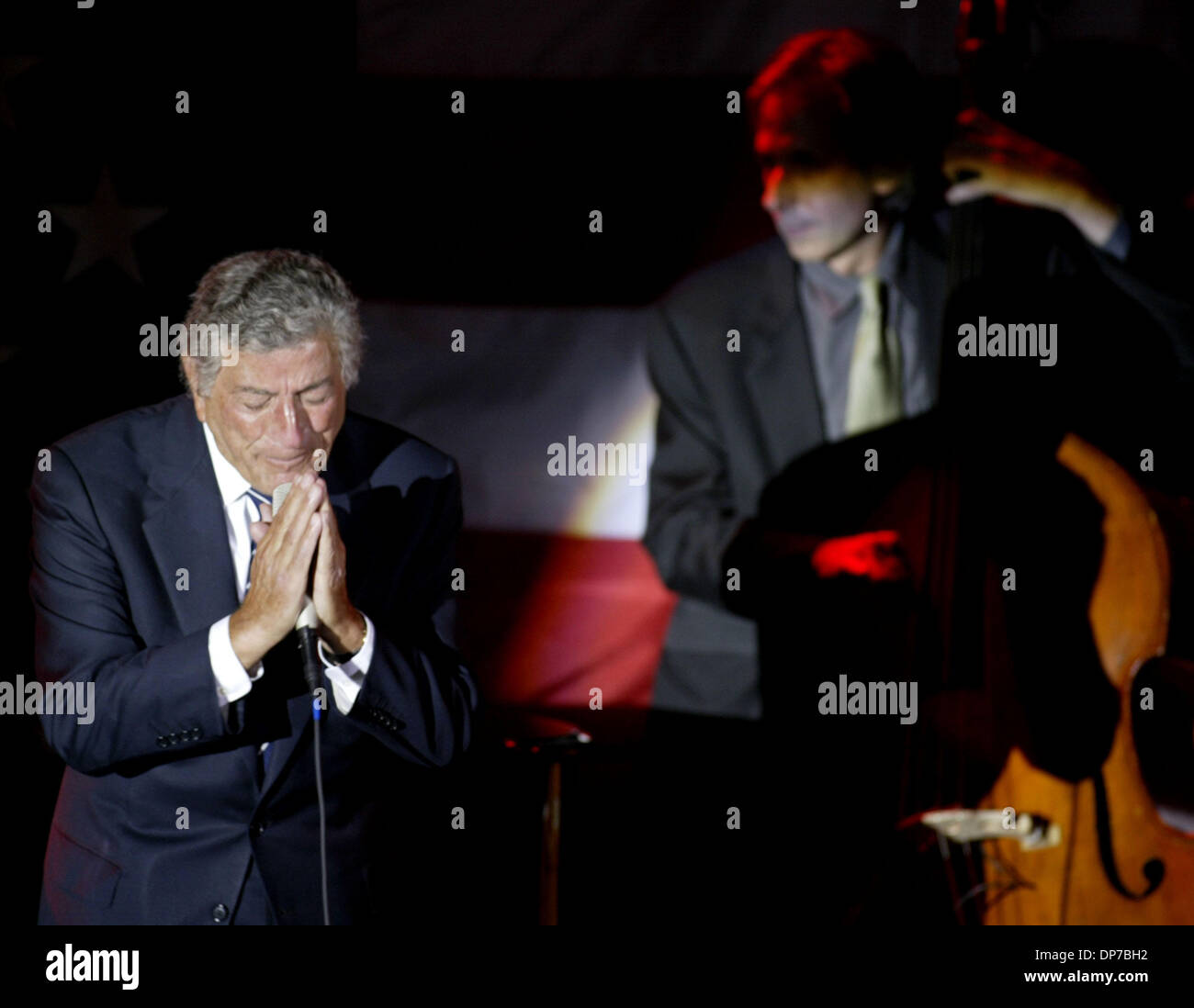 Nov 10, 2006; Los Angeles, CA, Stati Uniti d'America; Lengendary cantante Tony Bennett ha celebrato il suo ottantesimo compleanno ieri Giovedi 9 Novembre 2006 presso il Teatro Kodak. File foto di Bennett durante il concerto. Credito: foto di Armando Arorizo/ZUMA premere. (©) Copyright 2006 by Armando Arorizo Foto Stock