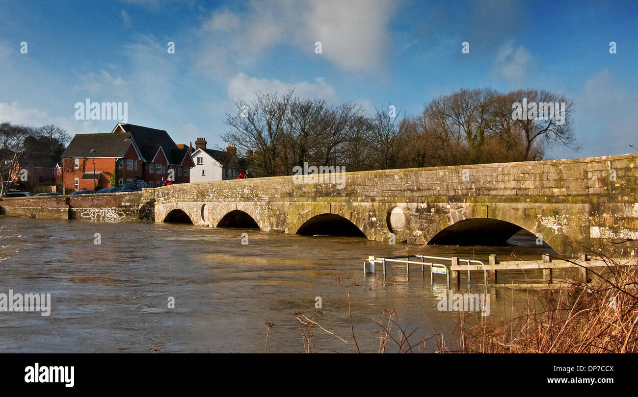 Iford ponti, Christchurch, Dorset, Regno Unito. 7 gennaio 2014 Iford ponti e home park Christchurch. livelli di acqua follwowing sfuggente inondazioni di inizio settimana Stan Maddams/Alamy News Foto Stock