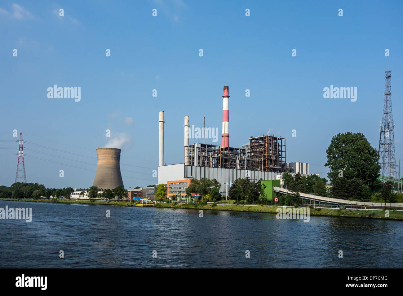 La stazione di potenza della Electrabel energy corporation lungo il canale Gand-Terneuzen a Gand seaport, Belgio Foto Stock