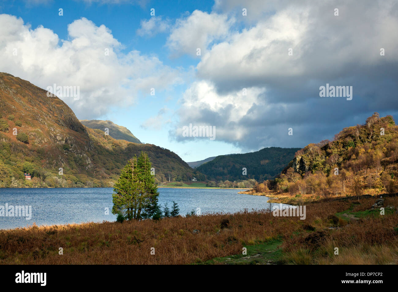 Fotografia Llyn Dinas lago in autunno il Parco Nazionale Snowdonia Gwynedd Galles del Nord Regno Unito Europa Foto Stock