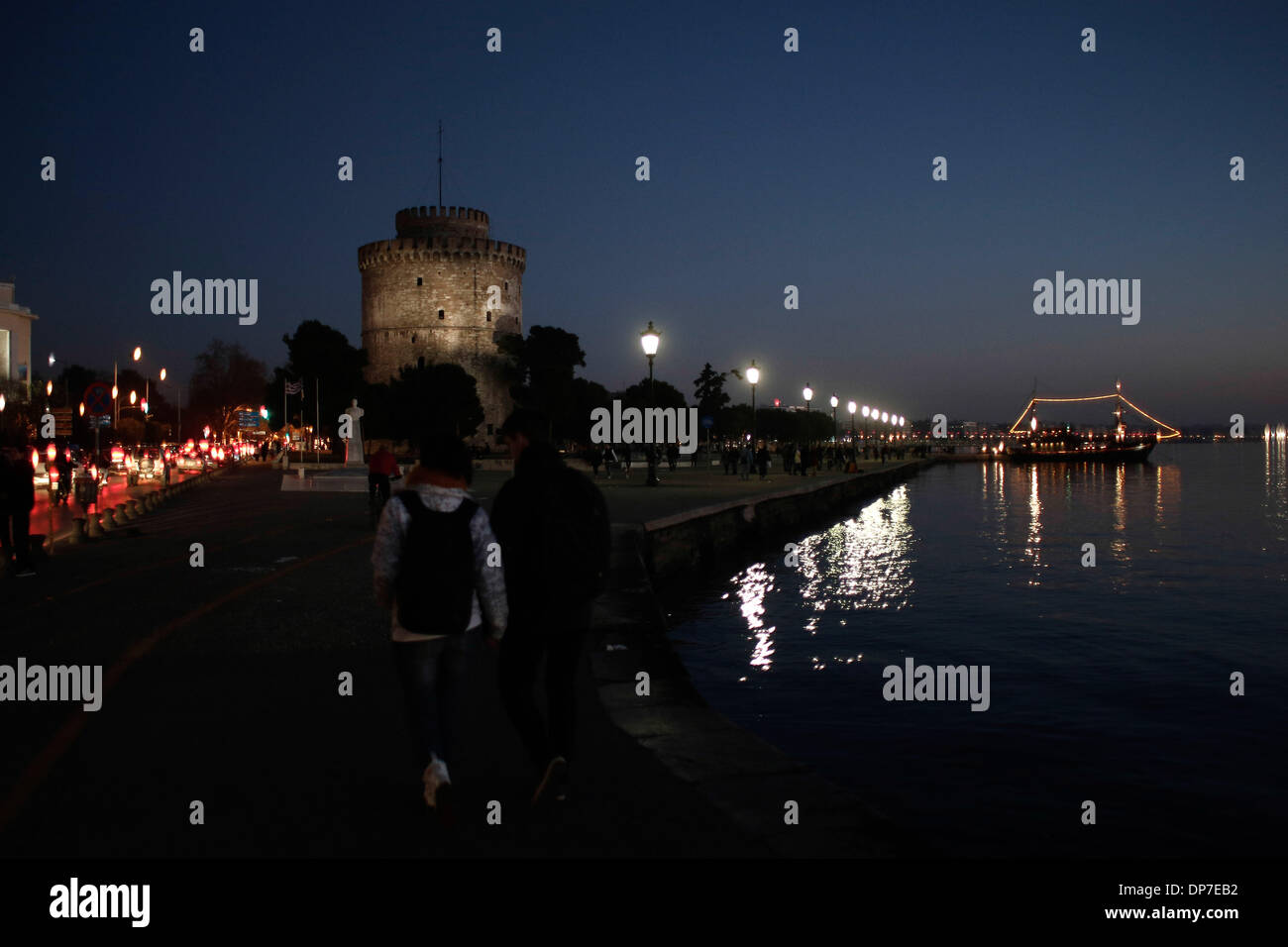 Salonicco, Grecia. 8 gennaio 2014. Nel pomeriggio passeggiata sul lungomare di Salonicco, Grecia su Gennaio 8, 2014 Credit: Konstantinos Tsakalidis/Alamy Live News Foto Stock