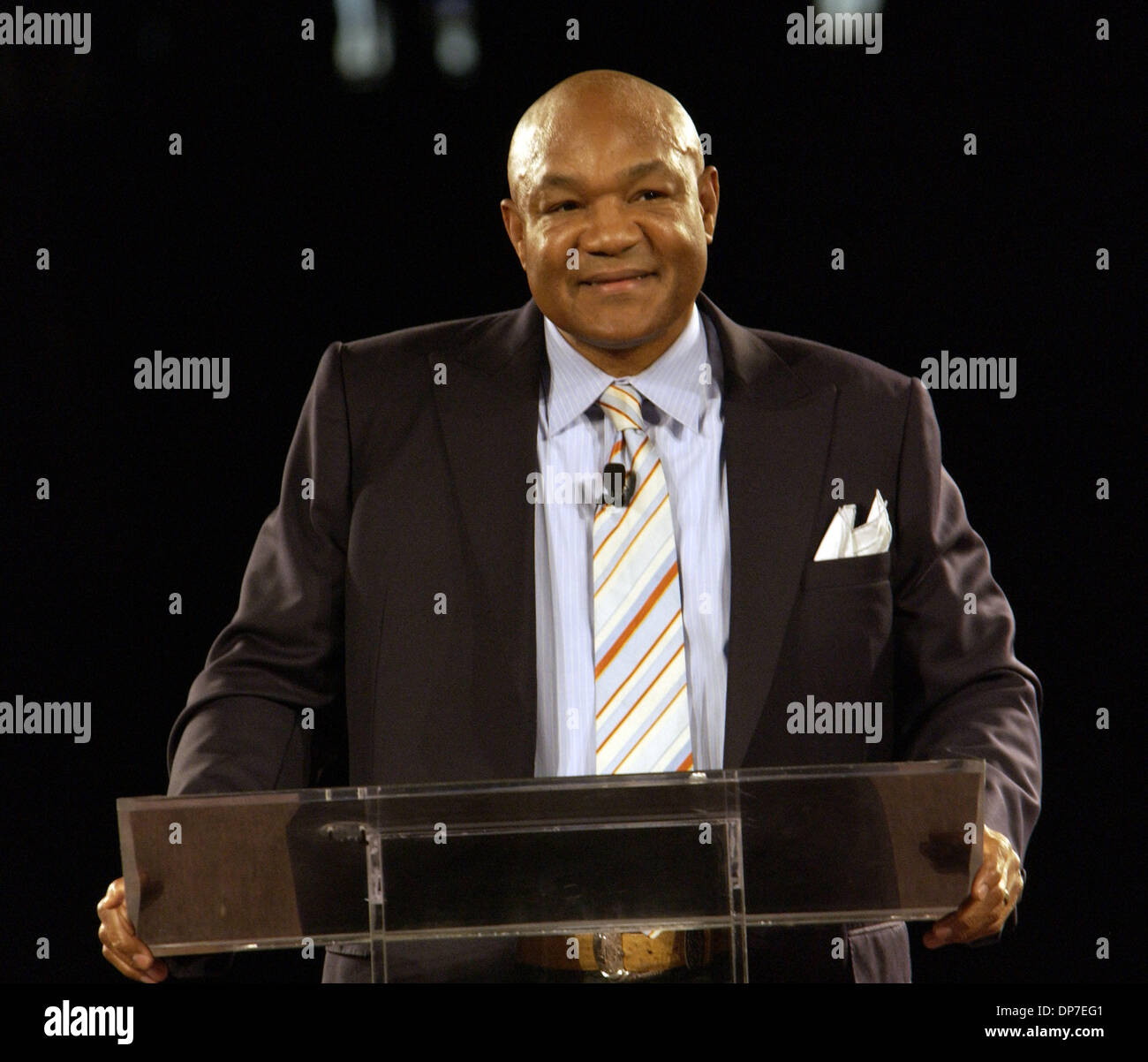 Nov 13, 2006; Charlotte, NC, Stati Uniti d'America; Ex Heavyweight Champion Boxer George Foreman parla a una folla di 15.000 come egli dà un discorso motivazionale al Bobcats Arena si trova nel centro cittadino di Charlotte. Credito: Foto di Jason Moore/ZUMA premere. (©) Copyright 2006 da Jason Moore Foto Stock