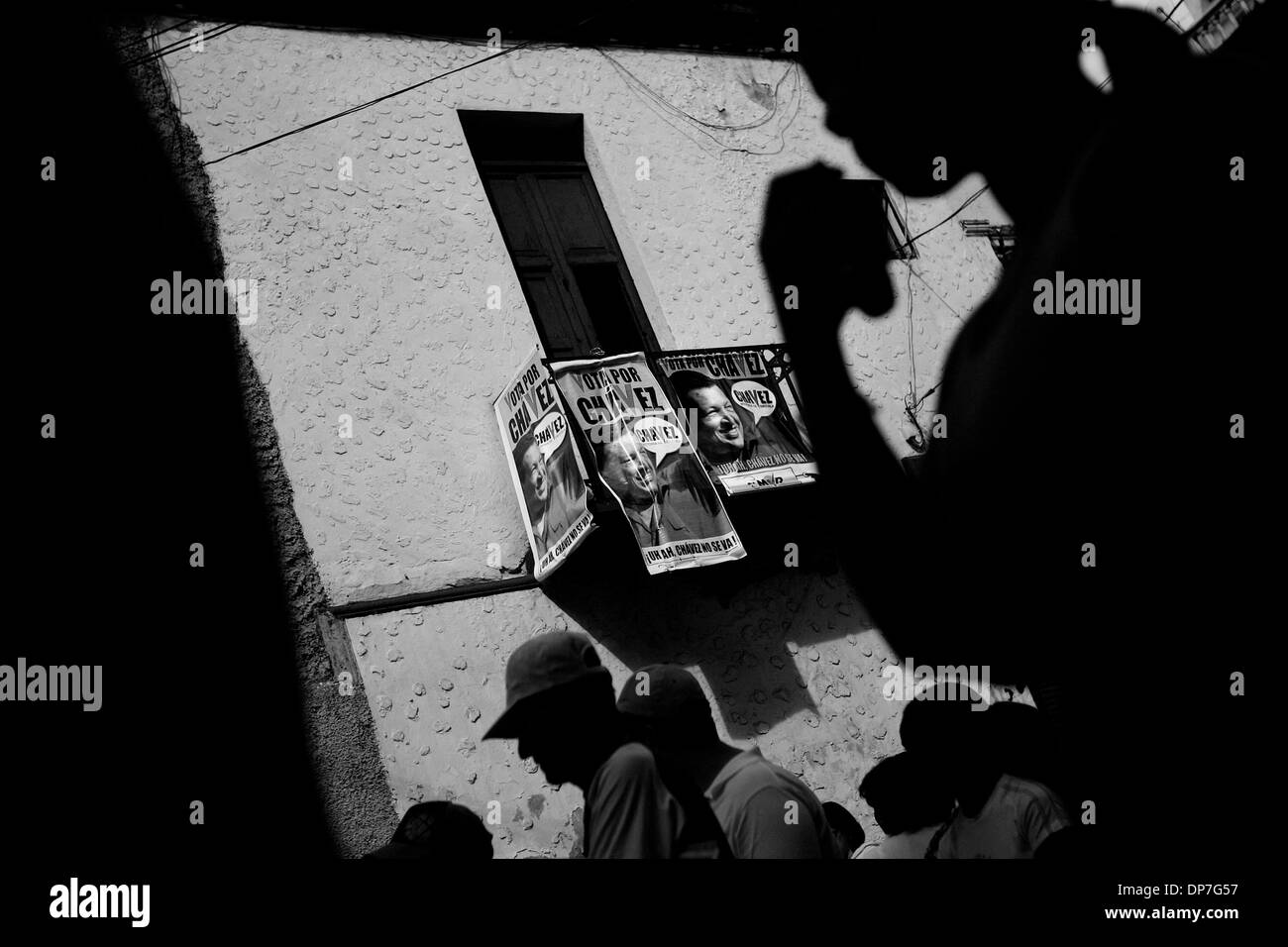 Dic. 03, 2006 - Caracas, Venezuela - i residenti di un quartiere in Campidoglio zona del centro di Caracas attendere in lunghe linee al di fuori di un seggio a votare nelle elezioni presidenziali. Chavez ha un elevato livello di supporto in Campidoglio area ma ci sono molti enclave tra i quartieri come questa erano persone espresso molto sostegno all' opposizione. (Credito Immagine: © ramino Foto Stock