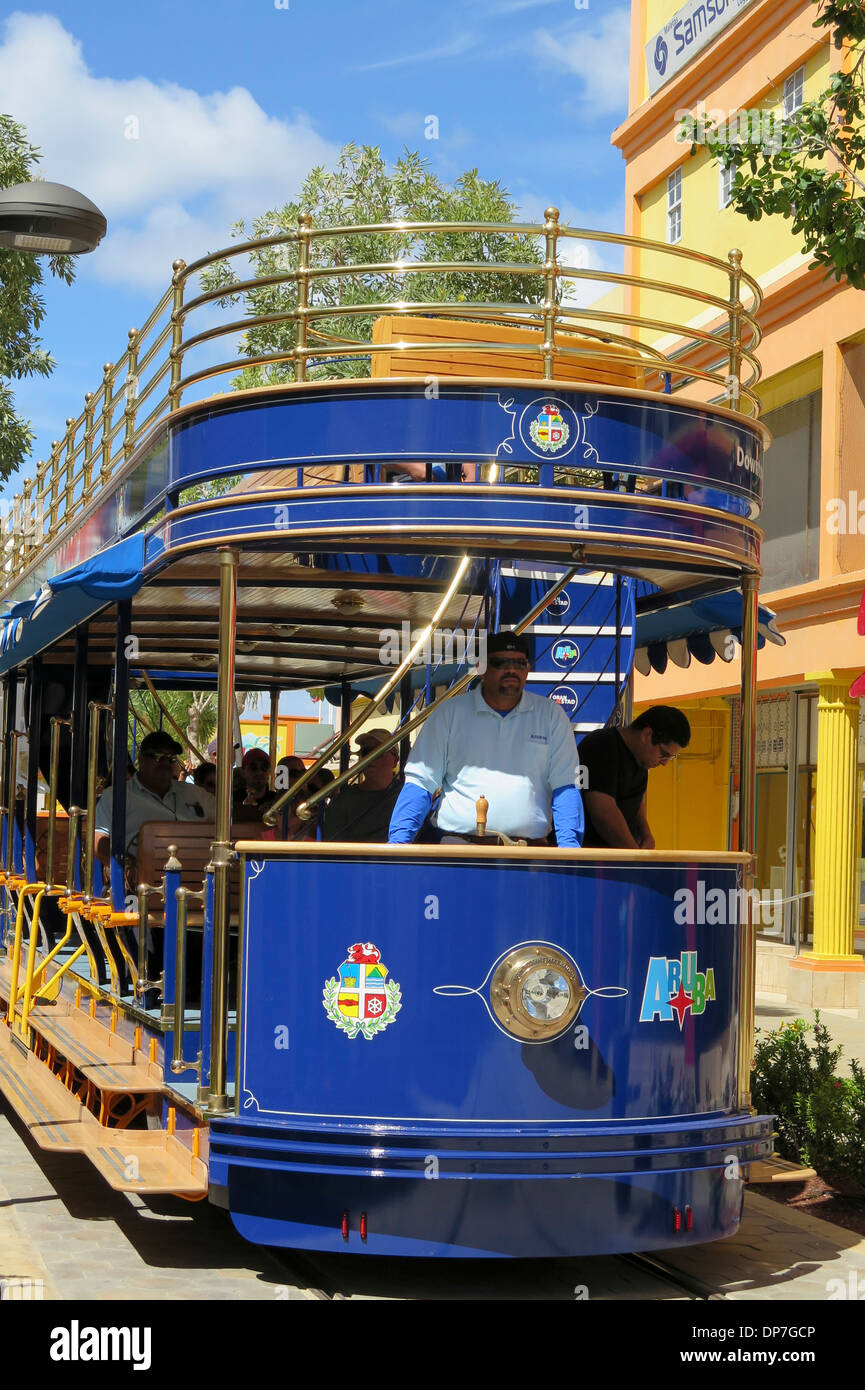 Tram turistico nel centro di Oranjestad, capitale di Aruba Foto Stock