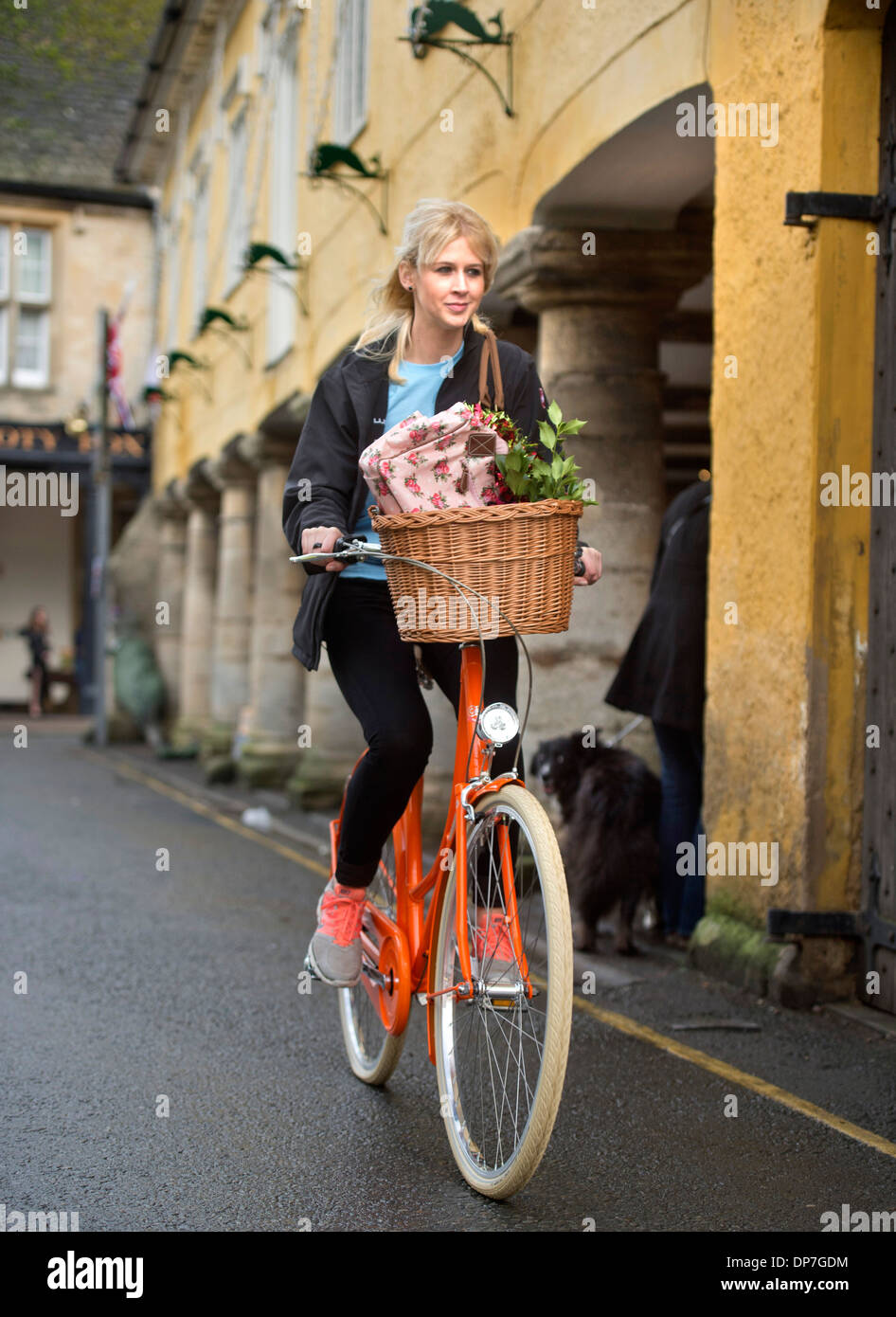 Un Christmas Shopper cicli passato luogo di mercato a Tetbury, Gloucestershire Dec 2013 Foto Stock