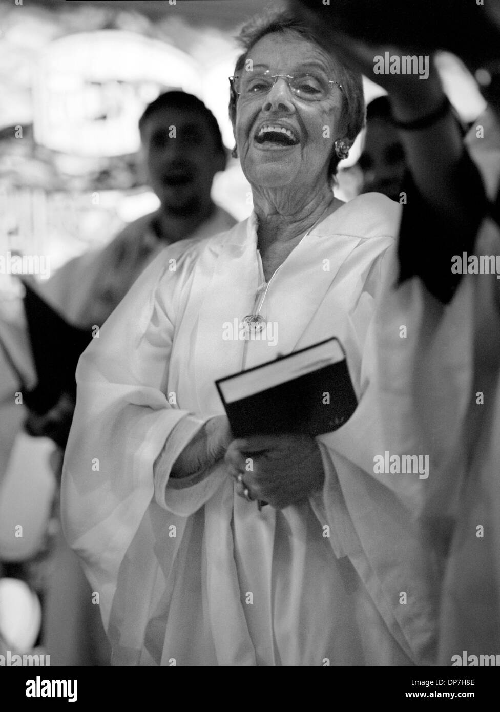 Agosto 10, 2006 - Culver City, California, Stati Uniti - Harriet canta con il coro sulla Pasqua, Beit T'Shuvah, Culver City, CA. Dopo aver aperto le sue porte nel 1987, questa è la nazione è solo halfway house aiutare i tossicodipendenti self-identificato come ebreo. Tutti i residenti di partecipare a dodici-passo il recupero che si intrecciano con la Torah e studio. Beit T'Shuvah's 115-letto struttura funziona con 170 alcool, dru Foto Stock