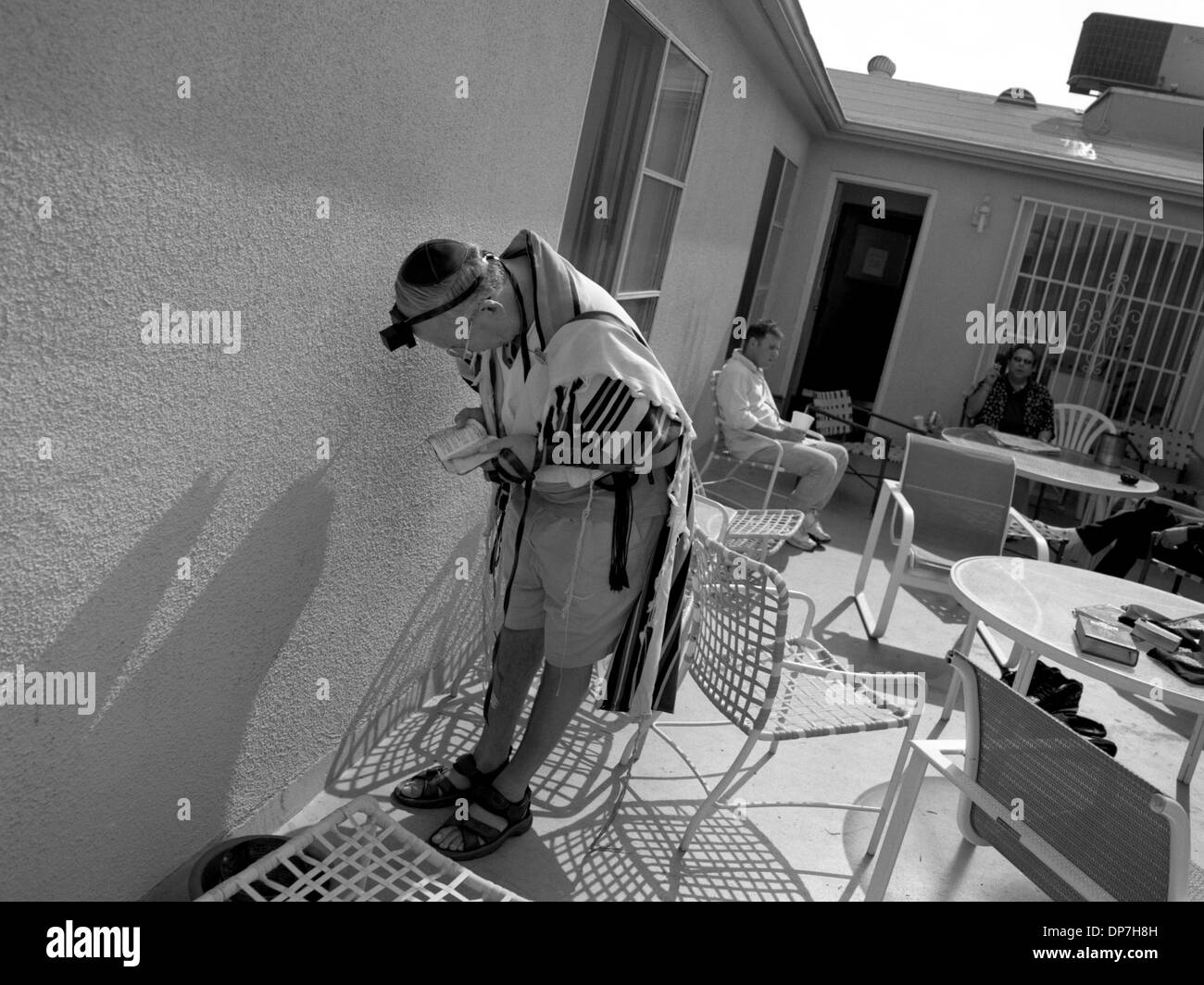Agosto 10, 2006 - Culver City, California, Stati Uniti - Rabbi Juda osserva le preghiere del pomeriggio, Beit T'Shuvah, Culver City, CA. Dopo aver aperto le sue porte nel 1987, questa è la nazione è solo halfway house aiutare i tossicodipendenti self-identificato come ebreo. Tutti i residenti di partecipare a dodici-passo il recupero che si intrecciano con la Torah e studio. Beit T'Shuvah's 115-letto struttura funziona con 170 alcol, droga, Foto Stock