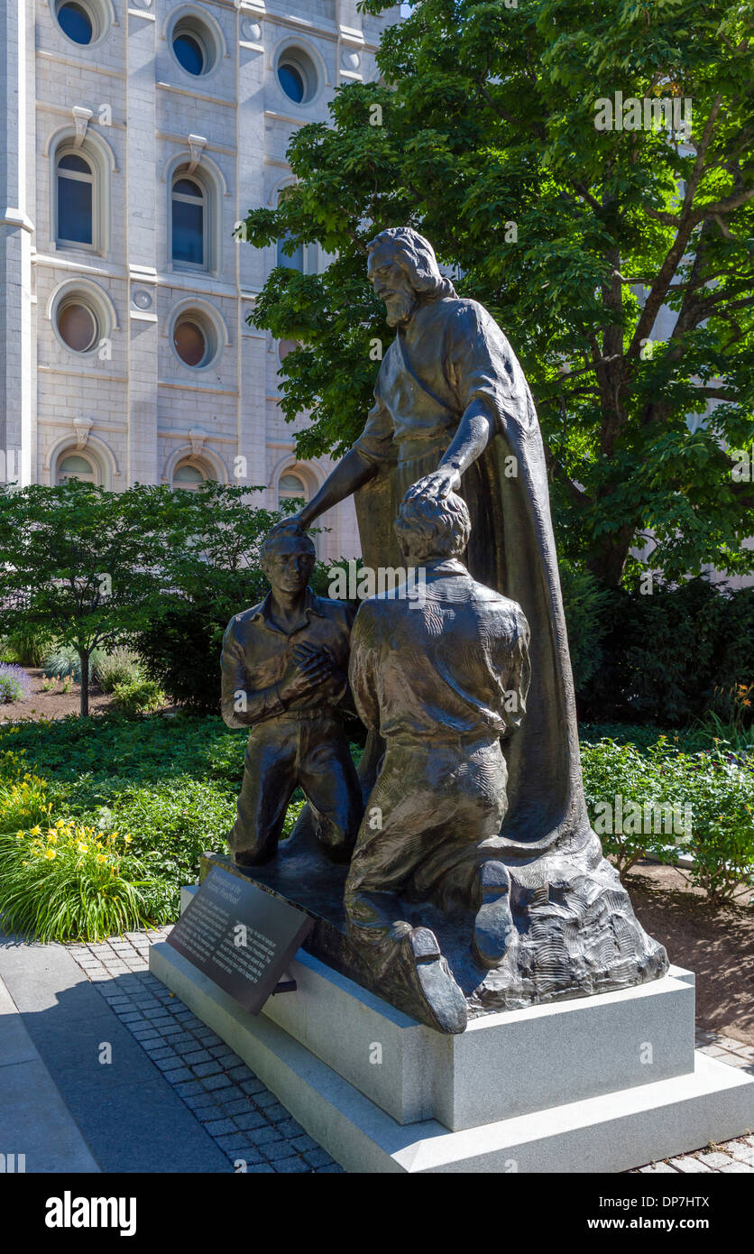 Restauro del Sacerdozio di Aaronne statua che si trova nella parte anteriore del Tempio di Salt Lake, Temple Square, Salt Lake City, Utah, Stati Uniti d'America Foto Stock