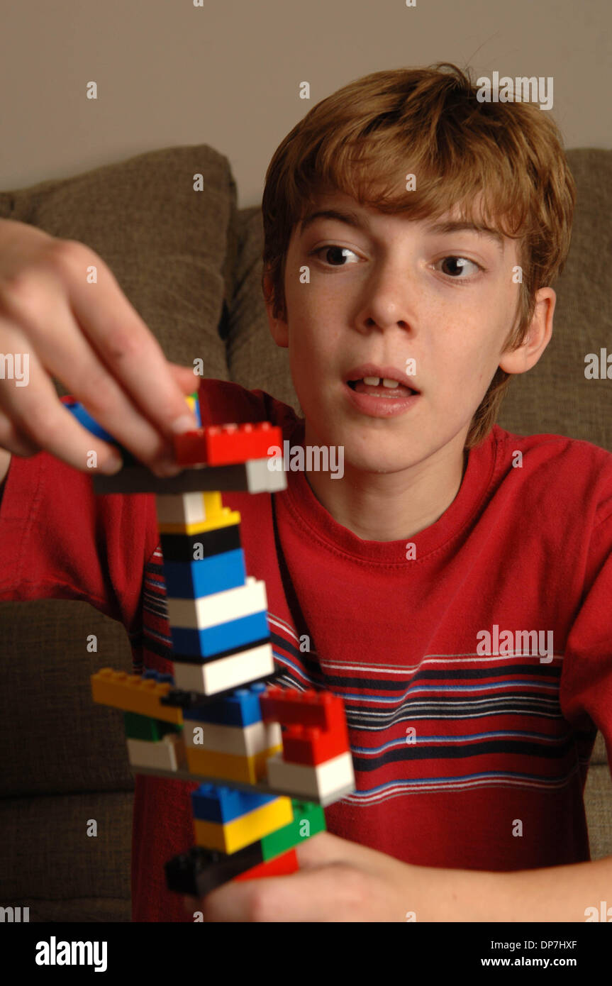 Nov 17, 2006; Lawrenceville, GA, Stati Uniti d'America; i giovani disabili intellettivi e relazionali MATTHEW Bennett, 8, con l'apprendimento disabilità gioca con pezzi di lego per costruire la torre e di aumentare la sua capacità di attenzione. Credito: Foto di Robin Nelson/ZUMA premere. (©) copyright 2006 di Robin Nelson Foto Stock