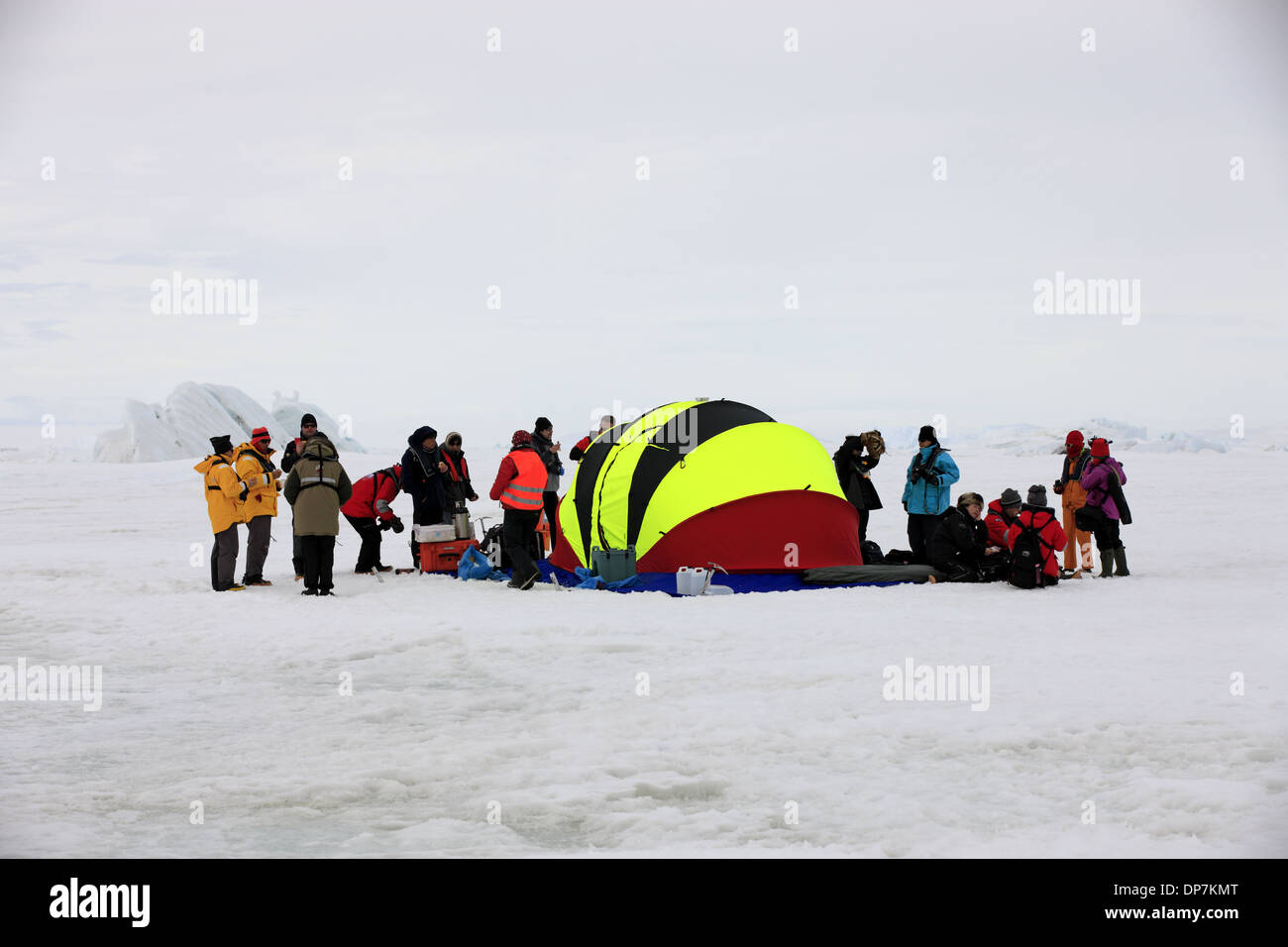 I turisti in attesa di elicottero a tenda di emergenza, Devil isola, mare di Weddell, Antartide, Dicembre Foto Stock