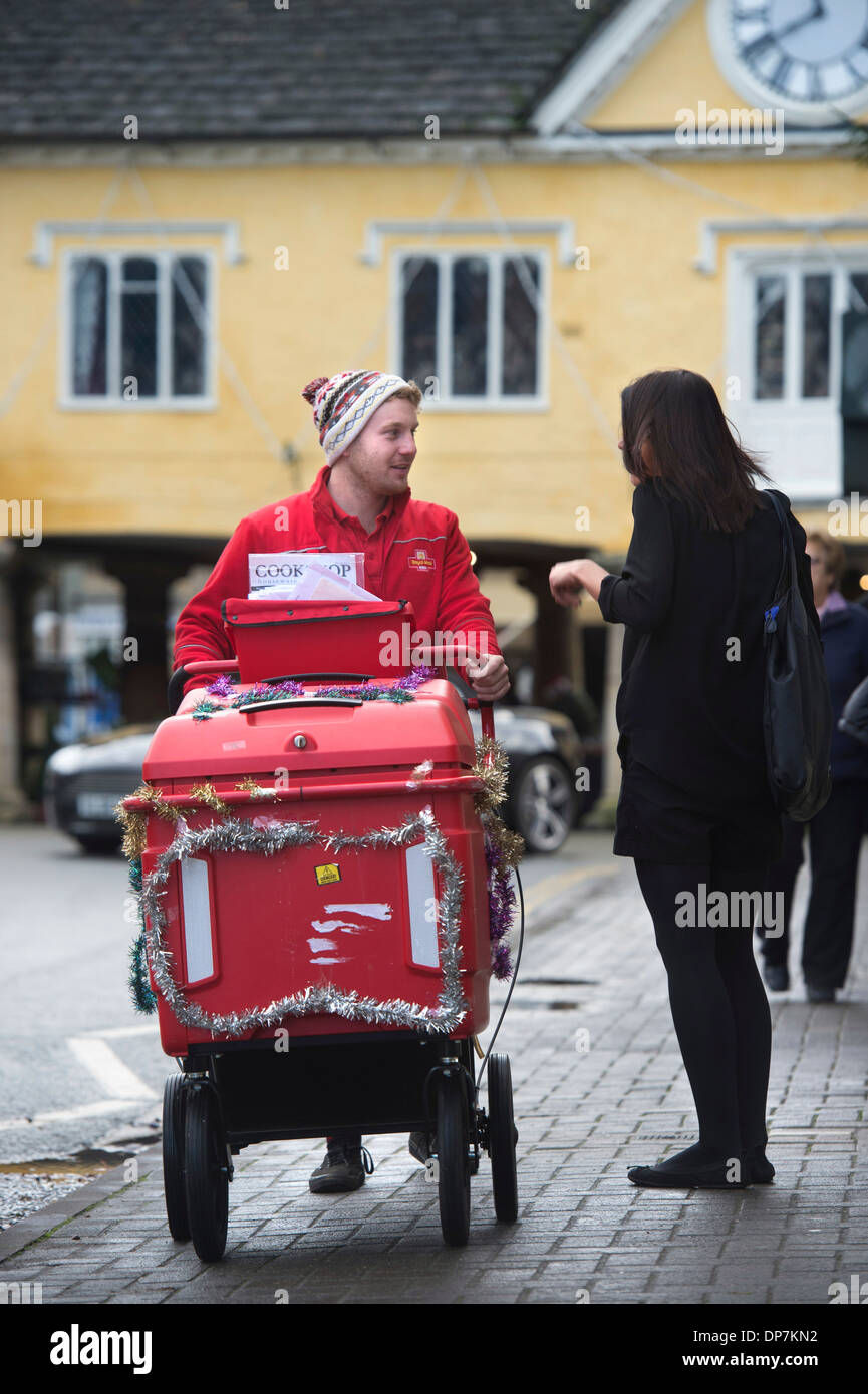 Un portalettere stagionale tra gli acquirenti di Natale a Tetbury, Gloucestershire Dec 2013 Foto Stock