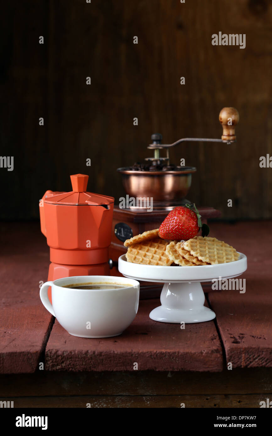 Ancora vita prima colazione con cialde, fragole e una tazza di caffè Foto Stock