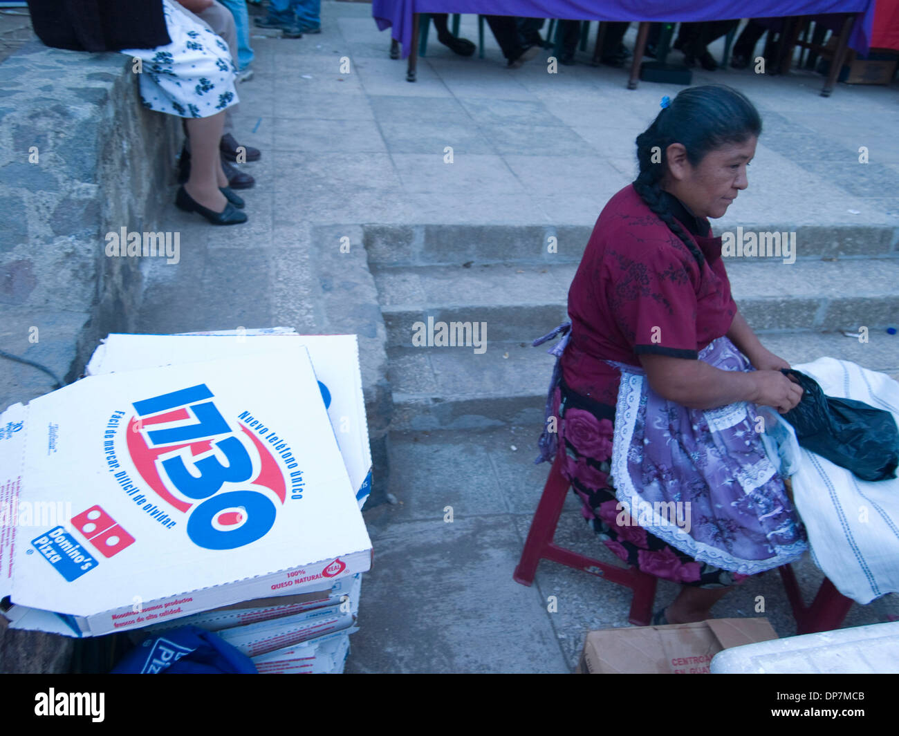 Mar 24, 2006 - Santa Ana, (vicino a Antigua, Guatemala - Tradizionale (indigeni) abbigliamento guatemalteco il contrasto con le icone occidentali a Santiago Atitlan, Guatemala (credito Immagine: © David H. pozzetti/ZUMAPRESS.com) Foto Stock