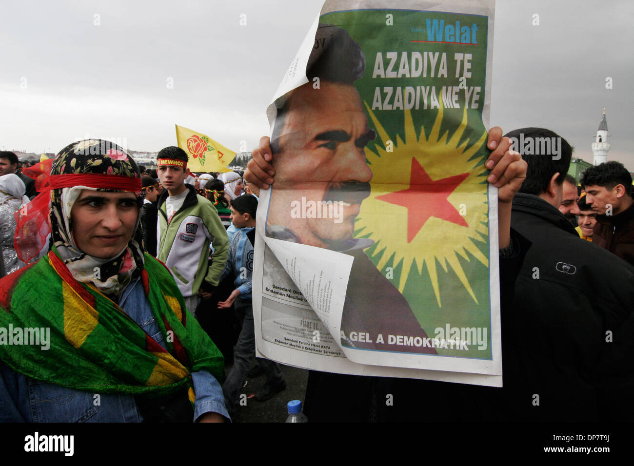 Mar 03, 2006; Istanbul, Turchia; curdi turchi mostrano il supporto per imprigionato il leader del PKK Abdullah Ocalan (raffigurata sul giornale) durante un Newroz curdo anno nuovo festival in Zeytinburnu quartiere di Istanbul il 19 marzo 2006. Credito: Foto di David Honl/ZUMA premere. (©) Copyright 2006 by David Honl Foto Stock