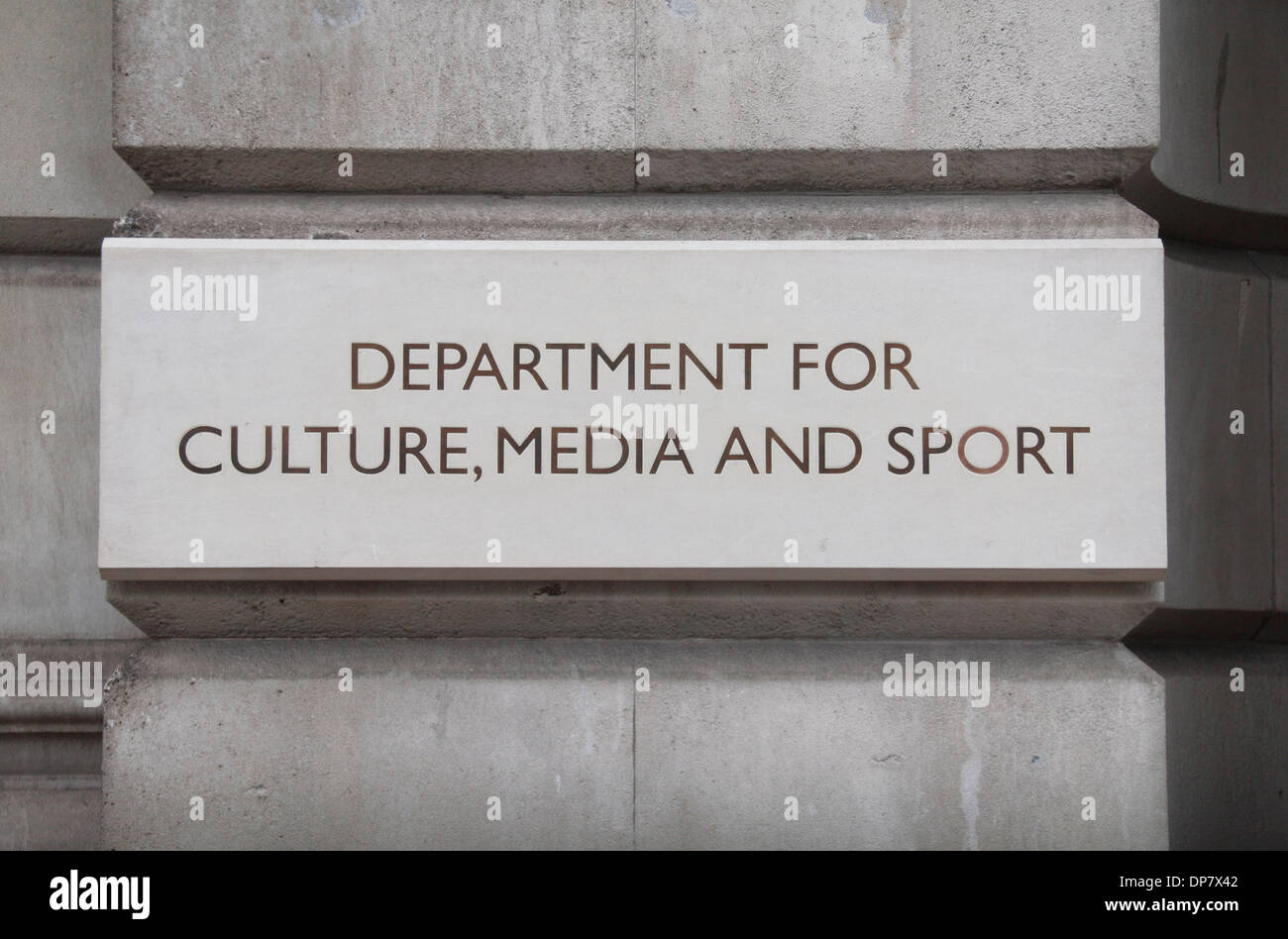 Placca a muro al di fuori del reparto per la cultura e i mezzi di informazione e lo Sport uffici a Whitehall, Westminster, London, Regno Unito. Foto Stock