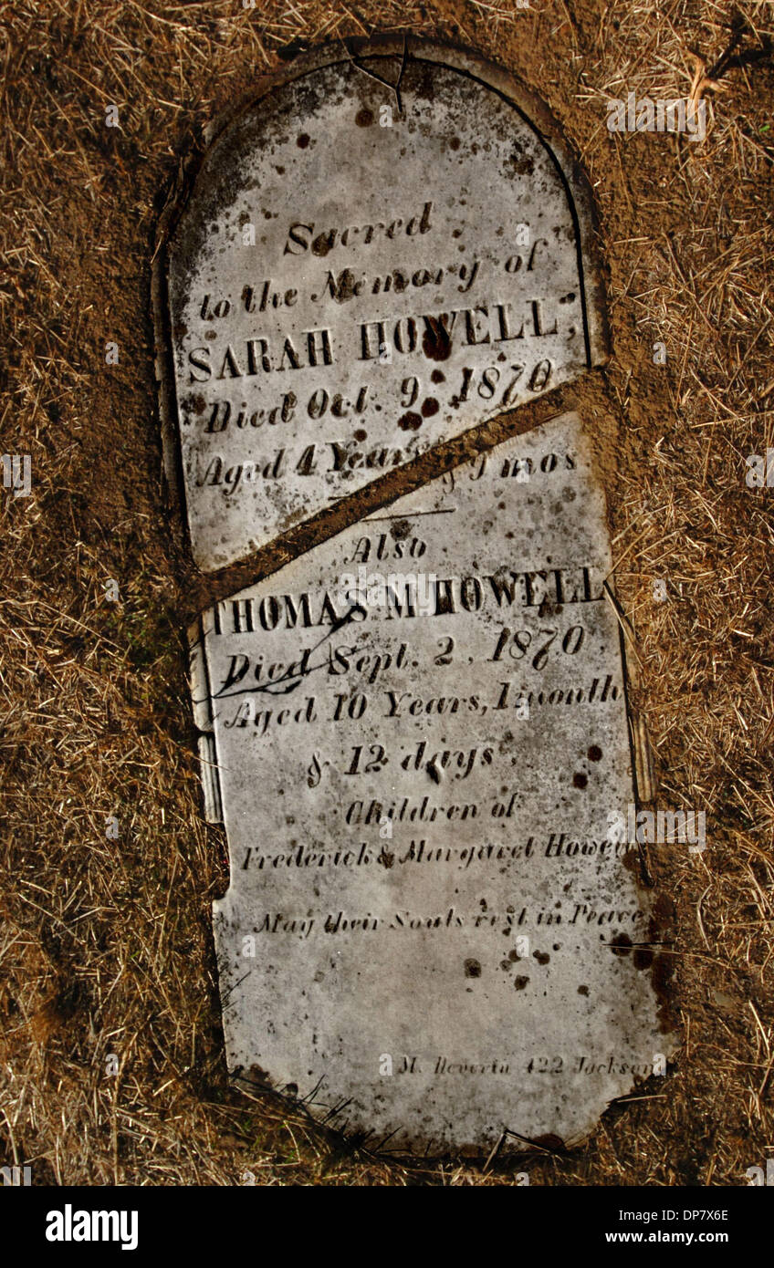 Nov 09, 2006; Mt. Diablo, CA, Stati Uniti d'America; la tomba di pietra del Sarah Howell morto, ottobre 9,1870 e Thomas M. Howell, settembre 2,1870. Questo cimitero è stato protestante del terreno di sepoltura per coloro che sono morti durante il XIX secolo il braccio del Mt. Diablo Coal Mining District. Molti di quelli sepolto al cimitero, morti in incidenti minerari o sono stati vittime di difterite, scarlattina, o piccole Foto Stock