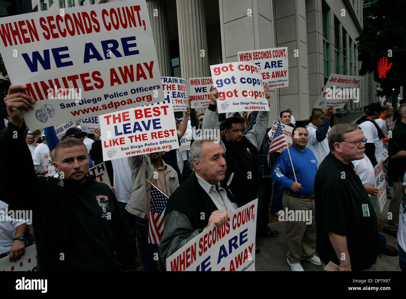 14 nov 2006, San Diego, CA, Stati Uniti d'America; i soci del San Diego il dipartimento di polizia accompagnato da membri dei falegnami Unione hanno marciato passato il centro di Sala della Giustizia in rotta per il Municipio di Martedì, Novembre 14, 2006 nel tentativo di raggiungere la città di dare loro una retribuzione di sollevamento. Credito: foto da John Gibbins/San Diego Union-Tribune/ZUMA premere. (©) Copyright 2006 da San Diego Onu Foto Stock