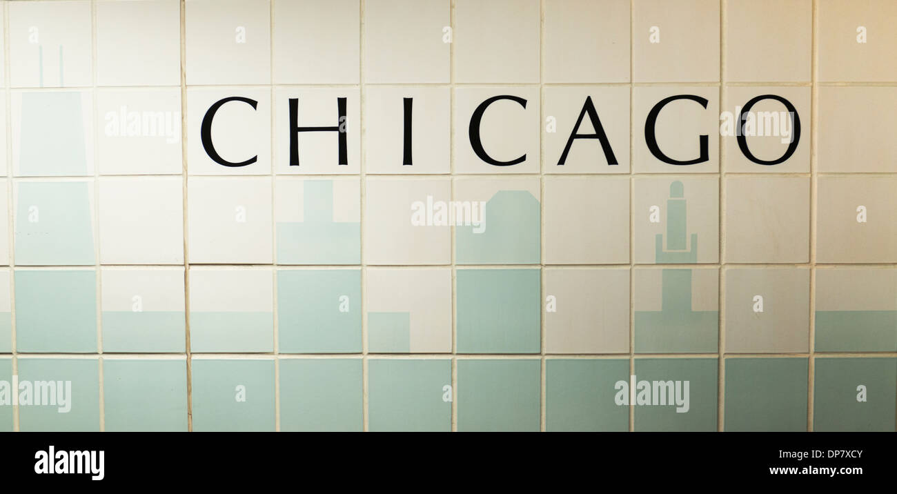 Parete piastrellata in Chicago stazione della metropolitana con una rappresentazione dello skyline della città. Foto Stock