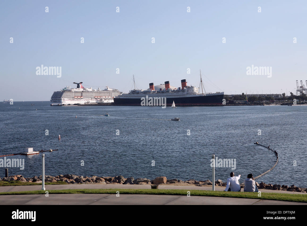 26 nov 2006; Long Beach, CA, Stati Uniti d'America; Rainbow Harbour e Rainbow Marina sono situati accanto all'Acquario del Pacifico e ha 87 scivola e commerciali per navi da diporto. Dispone inoltre di un 200 piedi lungo il dock per giorno gli ospiti. Rainbow Harbour ha 12, 150-piede docks per navi commerciali. Villaggio litoraneo si affaccia su Rainbow Marina con portici e ristoranti per tutta la famiglia Foto Stock