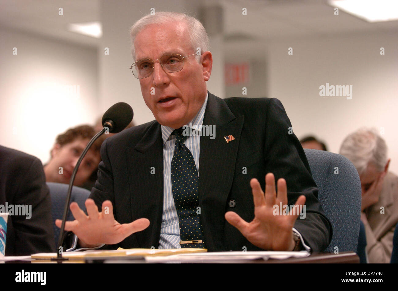 30 nov. 2006; Manhattan, NY, STATI UNITI D'AMERICA; Metropolitan Transportation Authority Presidente Peter KALIKOW. Gruppo Comitato Permanente su società, autorità, e le commissioni presieduto da il Assemblyman Richard L. Brodsky detiene una svista audizione sul Metropolitan Transportation Authority guidati dal Presidente Peter Kalikow. Lo scopo dell' audizione è per ottenere informazioni relative a t Foto Stock