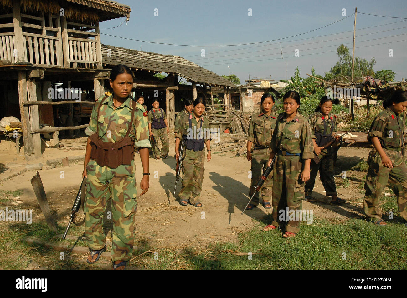 30 nov. 2006; Sarlahi, Nepal; 3° Brigata PLA dei Maoisti CPN arrivando al villaggio per shelter. La maggior parte di PLA vivevano nel villaggio quando erano in lotta per le forze del governo di sicurezza. La maoista del partito comunista del Nepal (CPN) ora hanno accordi di pace con il governo dopo undici anni di guerra civile. Il Partito comunista del Nepal ha entrato nel governo provvisorio e stabilite le loro weapo Foto Stock