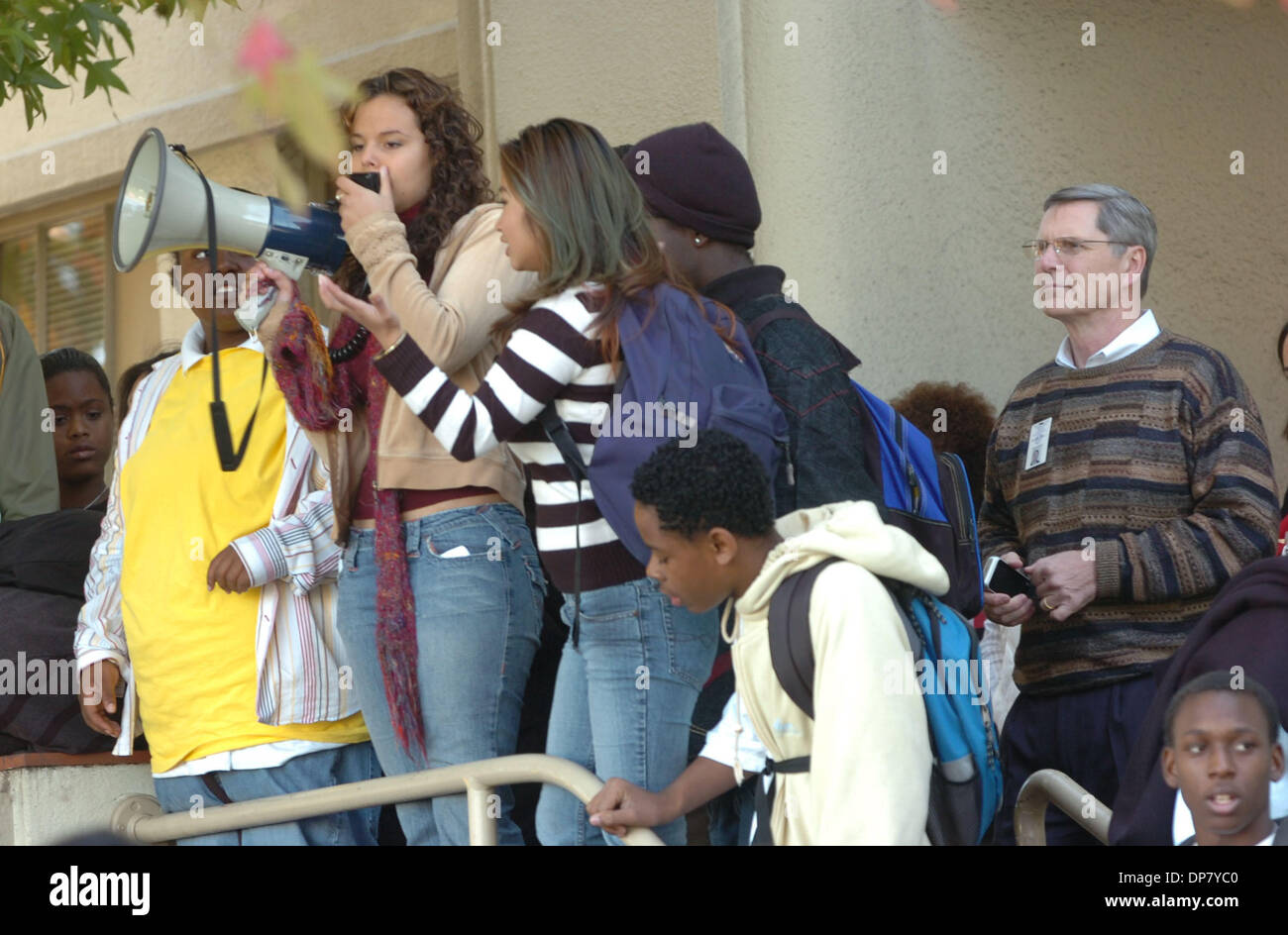 30 nov. 2006; Richmond, CA, Stati Uniti d'America; Kennedy High School il corpo degli studenti presidente Cassandra Salisbury parla ai suoi compagni di classe come (posteriore) soprintendenza Bruce Harter ascolta presso il West Contra Costa County School District uffici a Richmond, Calif. giovedì, nov. 29, 2006. Assistente Latoya principale Williams circa 375 parctipated in una tranquilla 2.5 miglio a marzo dal Kennedy per campus Foto Stock