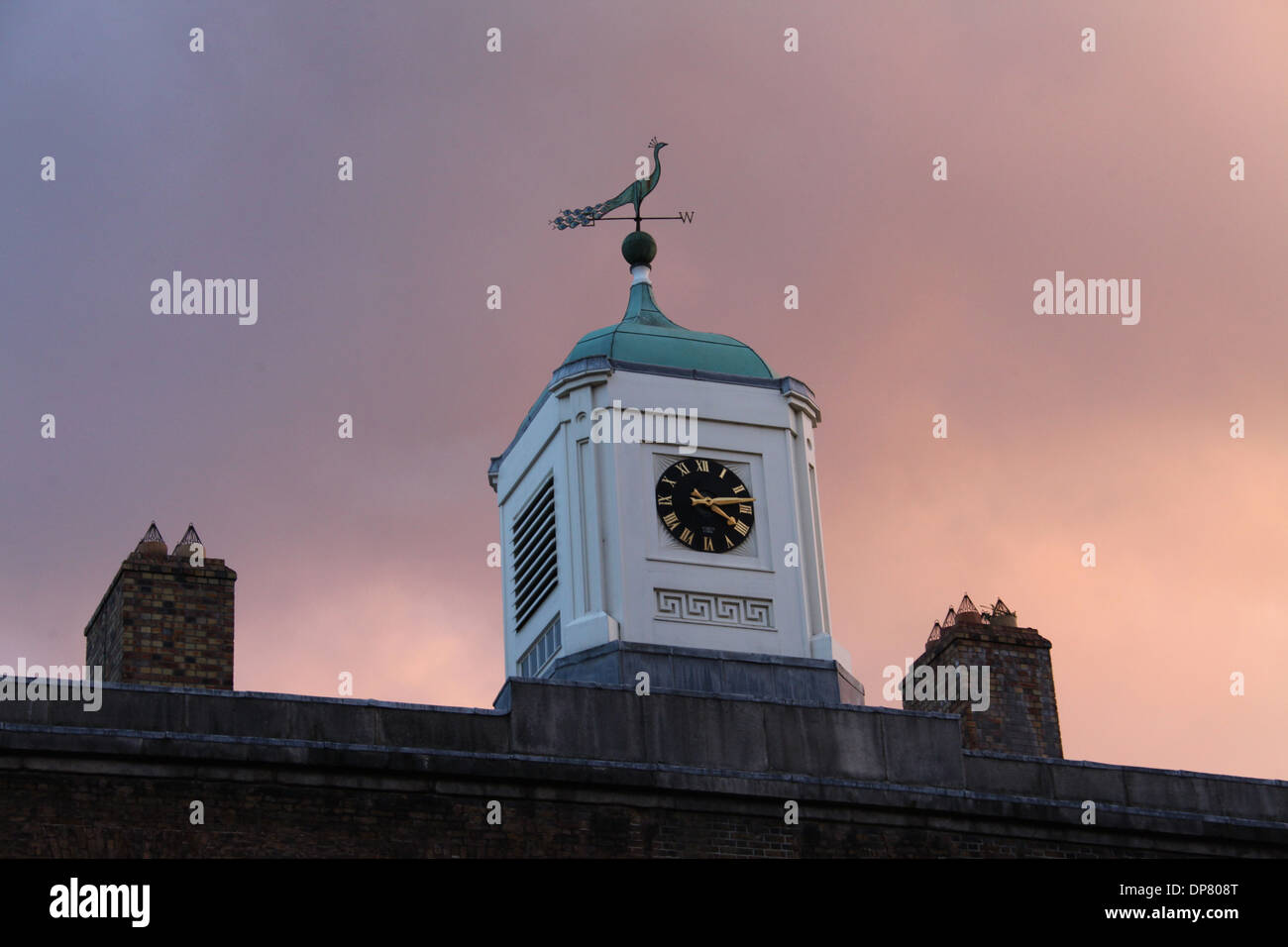 Peacock banderuola sul tetto del Coach House Building a Chester Beatty Library di Dublino al tramonto Foto Stock