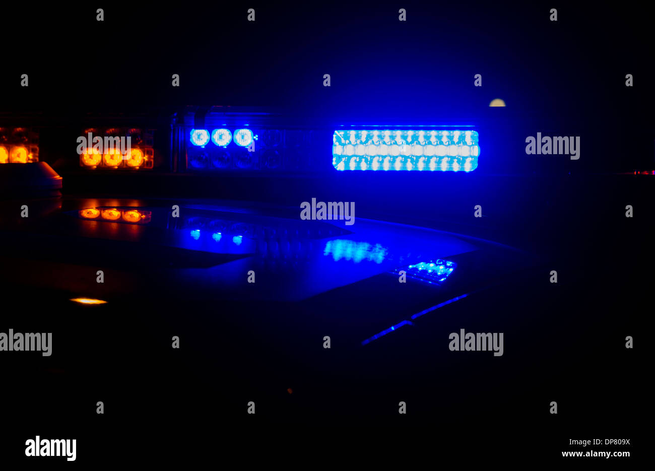 Luci di polizia sulla scena del crimine di notte. Foto Stock