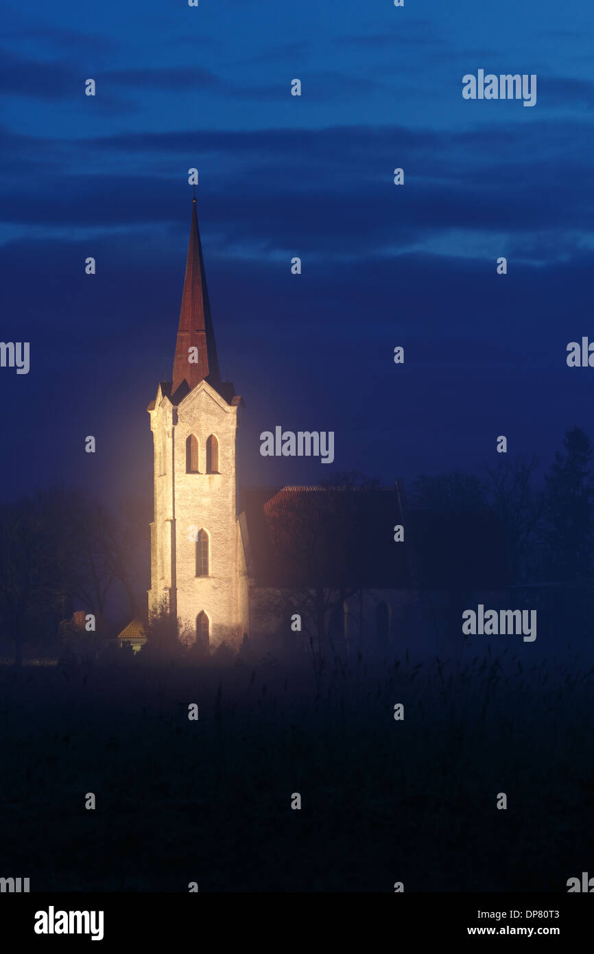 Vista notturna della chiesa battista Jõelähtme in Estonia Europa Foto Stock