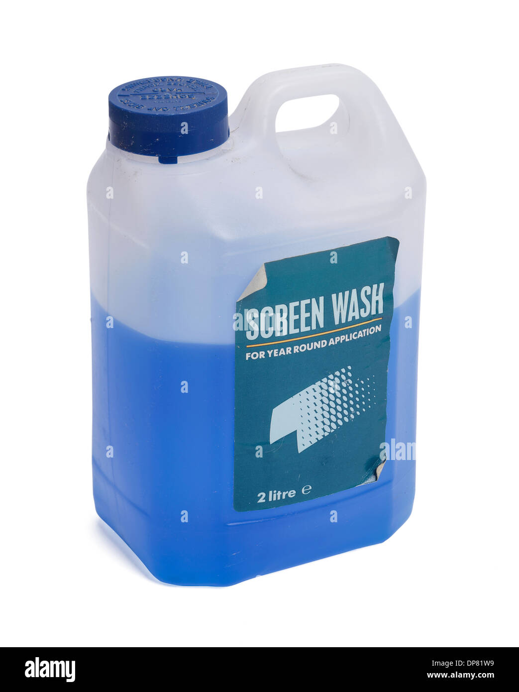 Una mezza bottiglia di auto blu del liquido del lavavetro Foto Stock