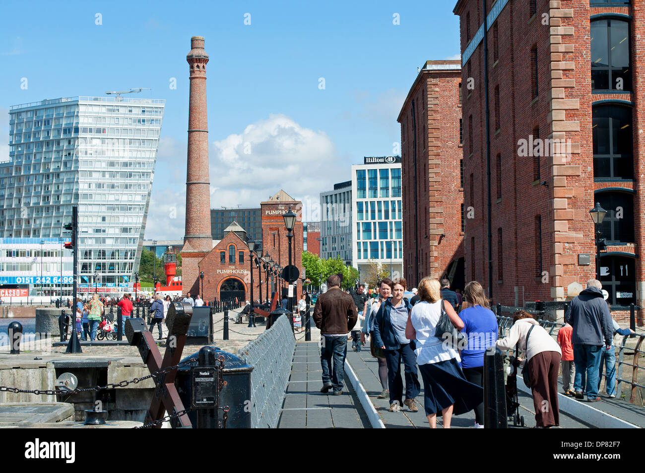I visitatori di Albert Dock complesso in Liverpool, Regno Unito Foto Stock