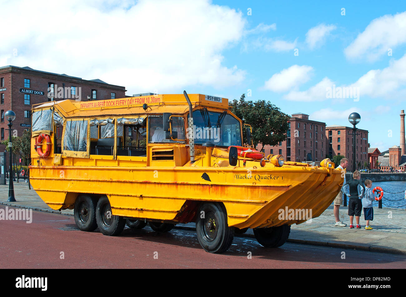 ' Il giallo duck marine ' un anfibio bus tour di Albert Dock di Liverpool, in Inghilterra, Regno Unito Foto Stock