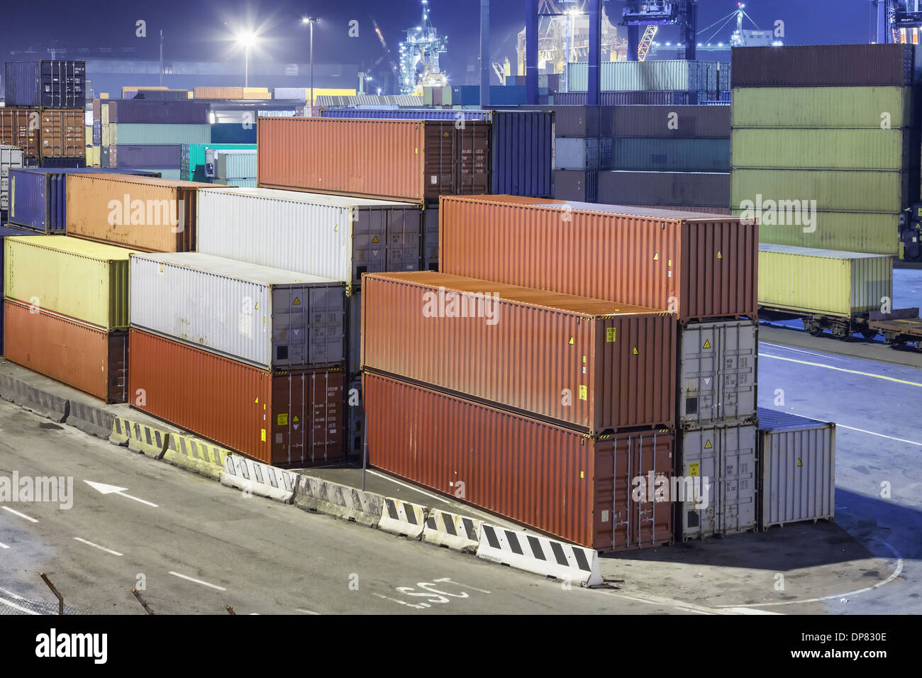 Il funzionamento del contenitore nel porto di notte Foto Stock